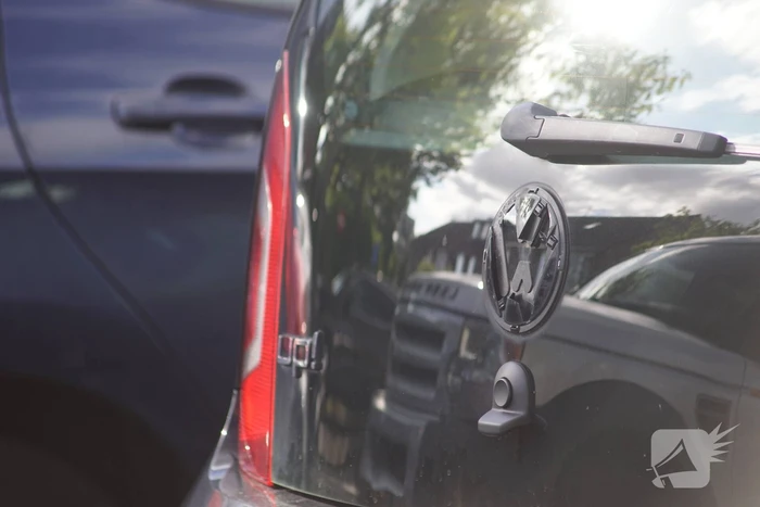 Meerdere auto emblemen gestolen op parkeerplaats
