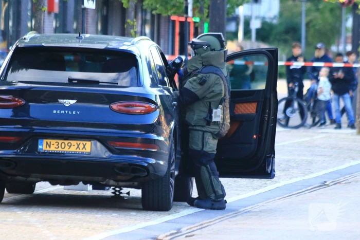 EOD zet robot in na aantreffen verdacht pakket bij Bentley