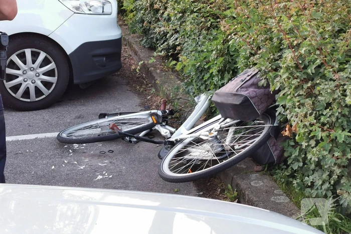 Fiets breekt doormidden na botsing met geparkeerde bestelbus