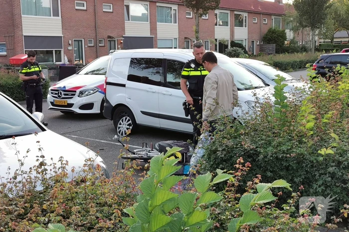 Fiets breekt doormidden na botsing met geparkeerde bestelbus