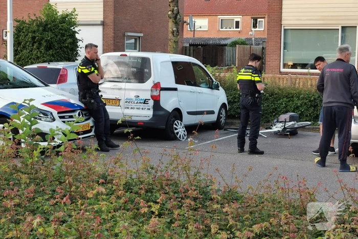 Fiets breekt doormidden na botsing met geparkeerde bestelbus