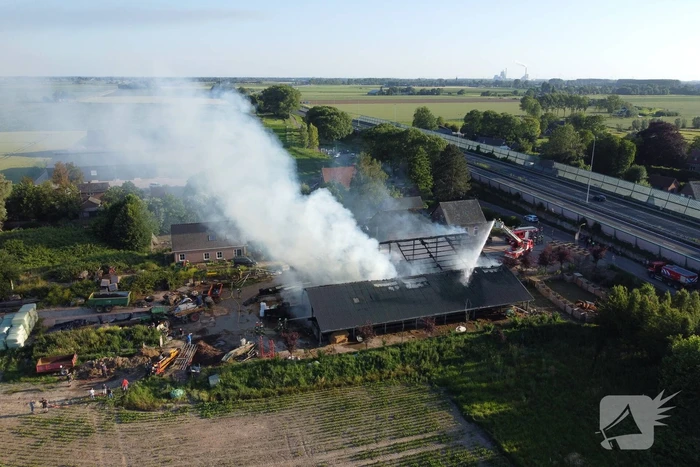 Uitstaande brand verwoest stal