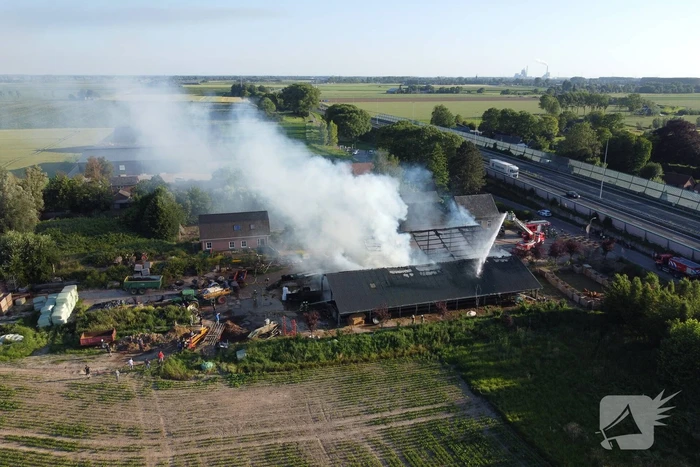 Uitstaande brand verwoest stal