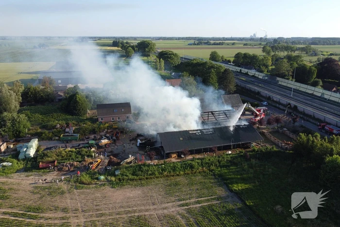 Uitstaande brand verwoest stal