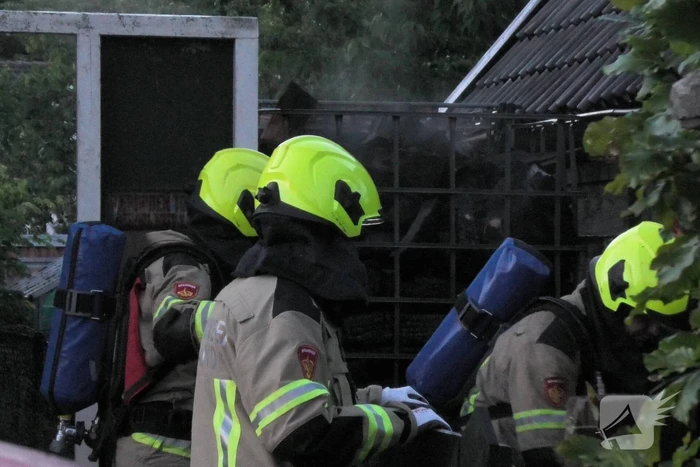 Haardhout tegen schuur in brand