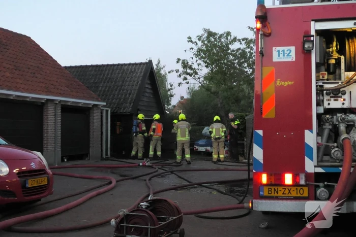 Haardhout tegen schuur in brand