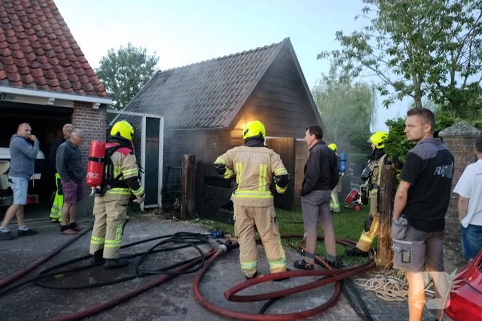Haardhout tegen schuur in brand