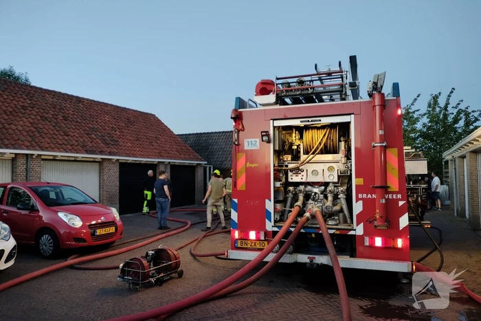 Haardhout tegen schuur in brand