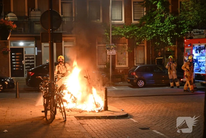 Geparkeerde scooter volledig uitgebrand