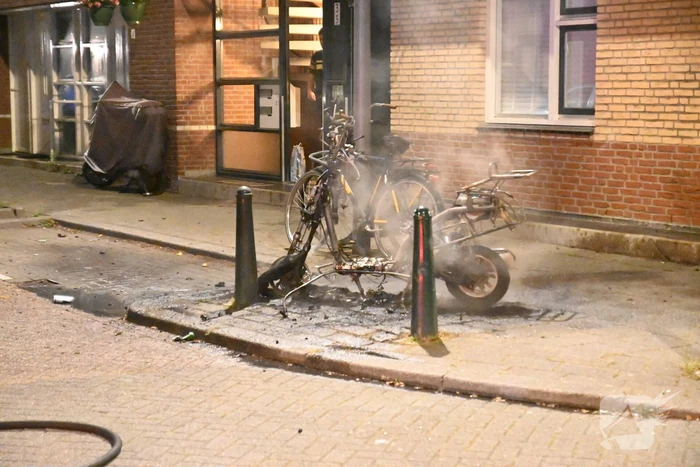 Geparkeerde scooter volledig uitgebrand