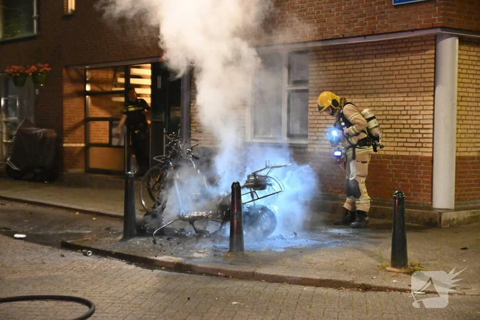 Geparkeerde scooter volledig uitgebrand