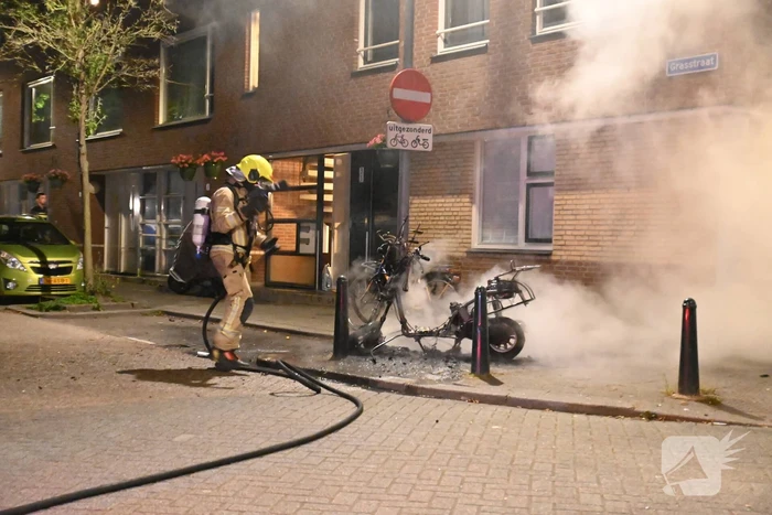 Geparkeerde scooter volledig uitgebrand