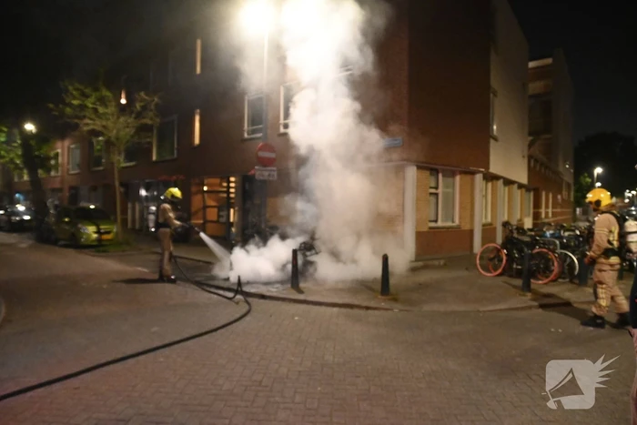 Geparkeerde scooter volledig uitgebrand