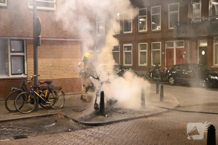 Geparkeerde scooter volledig uitgebrand