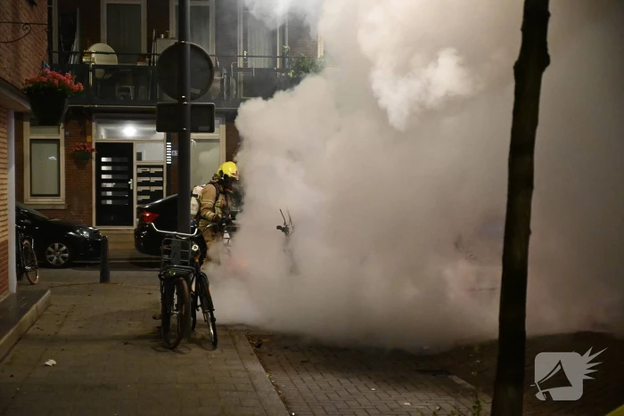 Geparkeerde scooter volledig uitgebrand