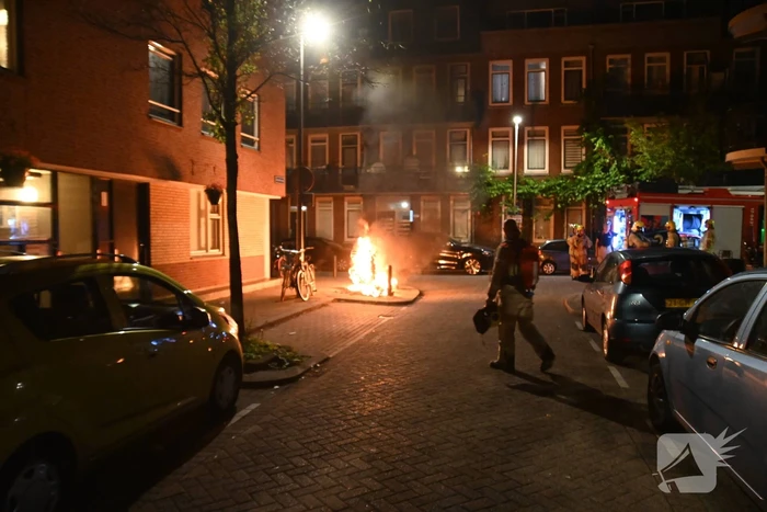 Geparkeerde scooter volledig uitgebrand