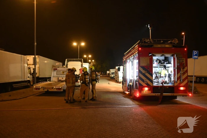 Rook uit vrachtwagen houdt brandweer bezig