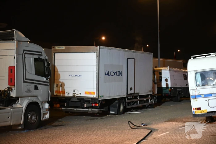 Rook uit vrachtwagen houdt brandweer bezig