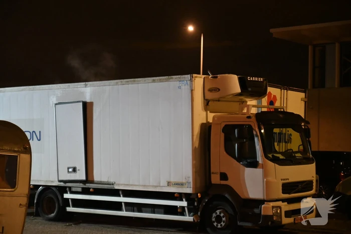 Rook uit vrachtwagen houdt brandweer bezig