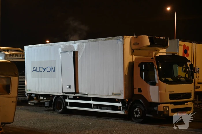 Rook uit vrachtwagen houdt brandweer bezig