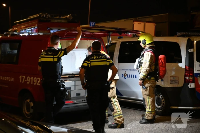 Rook uit vrachtwagen houdt brandweer bezig