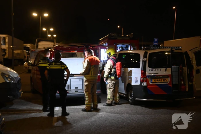 Rook uit vrachtwagen houdt brandweer bezig