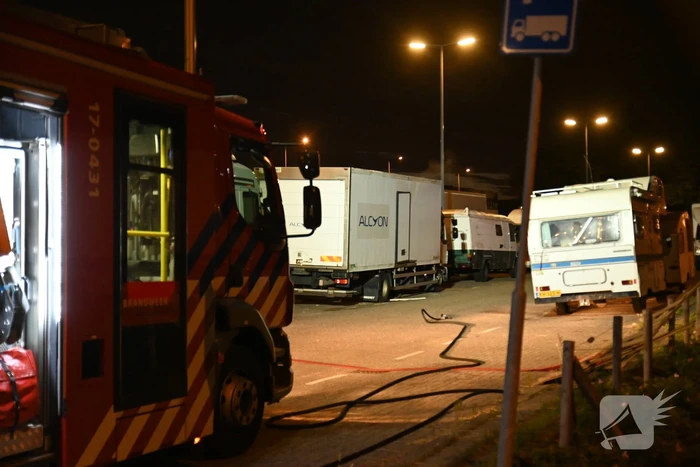 Rook uit vrachtwagen houdt brandweer bezig