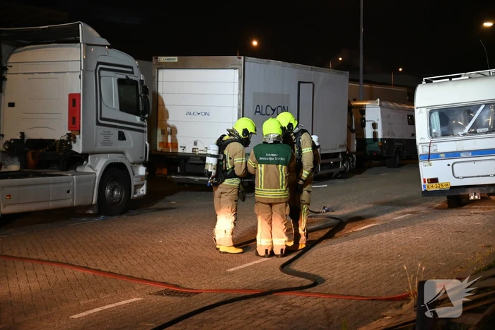 Rook uit vrachtwagen houdt brandweer bezig