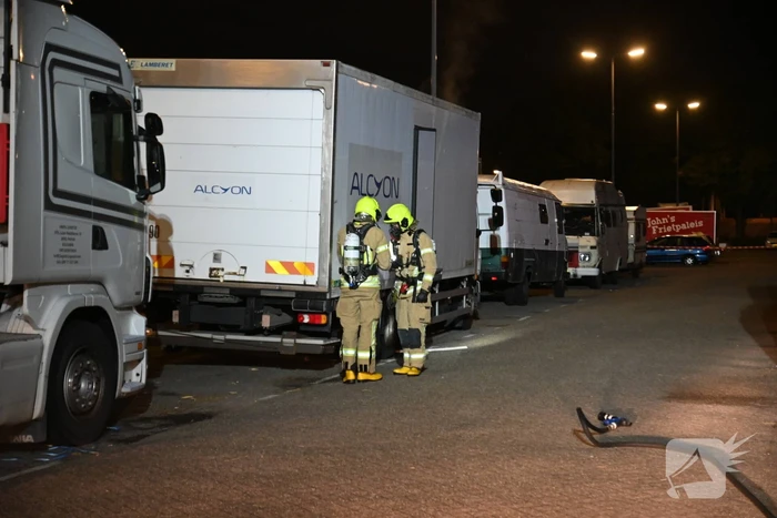 Rook uit vrachtwagen houdt brandweer bezig