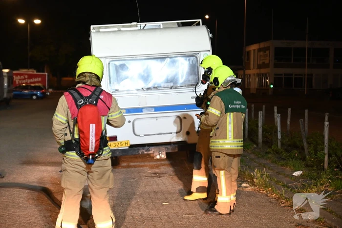 Rook uit vrachtwagen houdt brandweer bezig