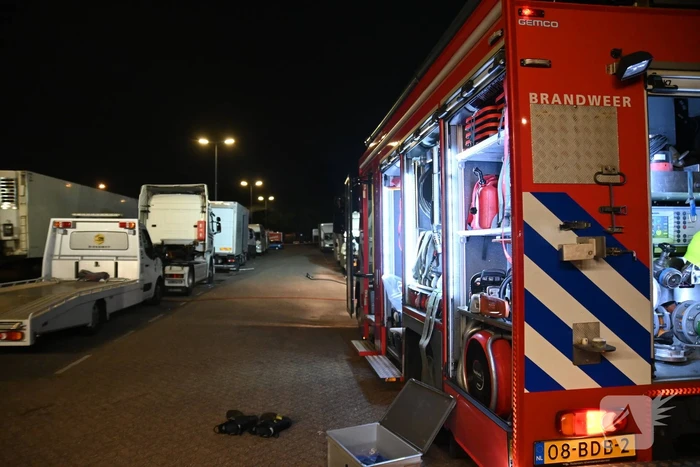 Rook uit vrachtwagen houdt brandweer bezig