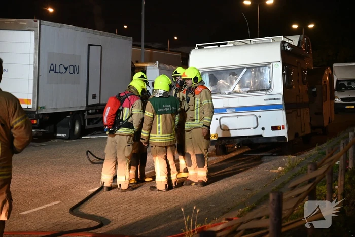 Rook uit vrachtwagen houdt brandweer bezig