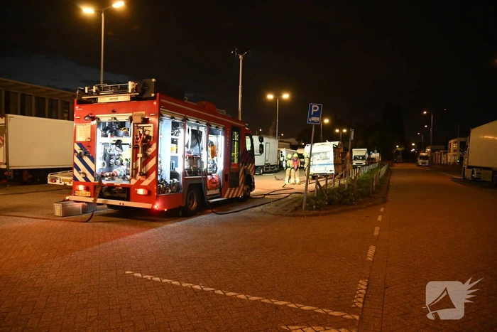 Rook uit vrachtwagen houdt brandweer bezig