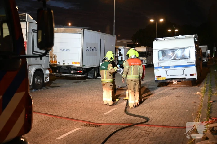 Rook uit vrachtwagen houdt brandweer bezig