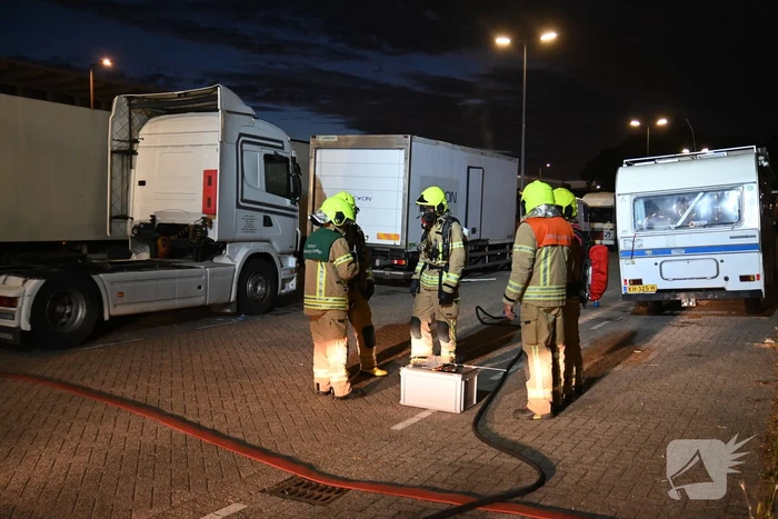 Rook uit vrachtwagen houdt brandweer bezig