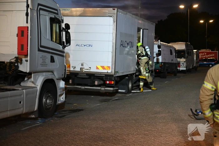 Rook uit vrachtwagen houdt brandweer bezig