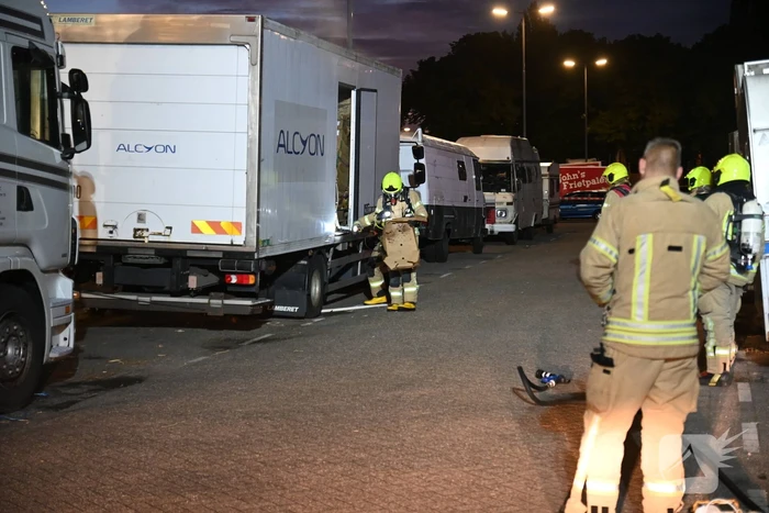 Rook uit vrachtwagen houdt brandweer bezig