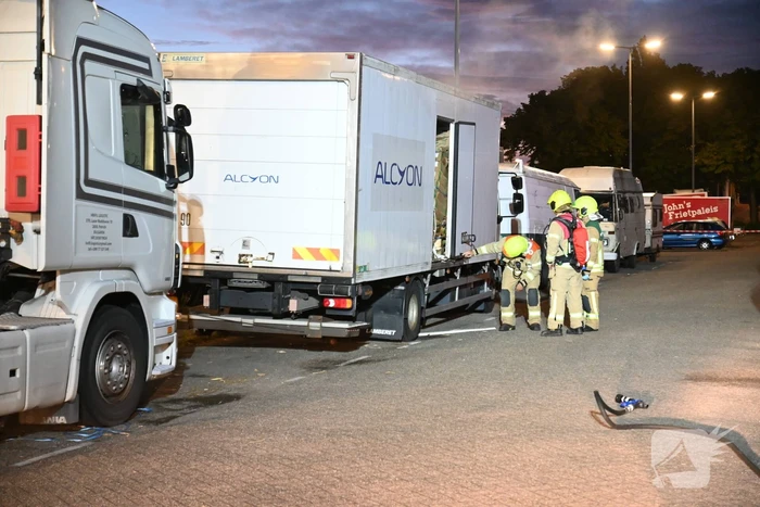 Rook uit vrachtwagen houdt brandweer bezig