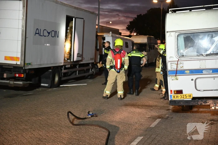 Rook uit vrachtwagen houdt brandweer bezig