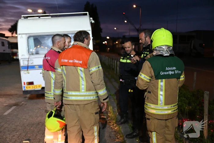 Rook uit vrachtwagen houdt brandweer bezig