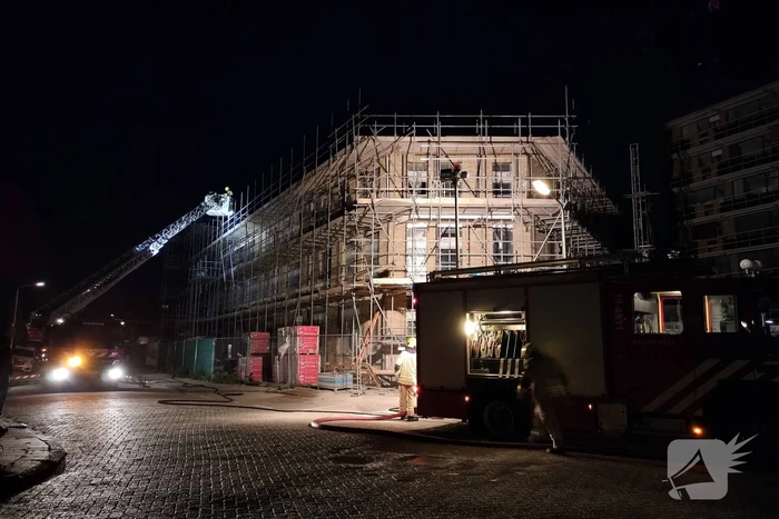 Brand in bouwcontainer op dak