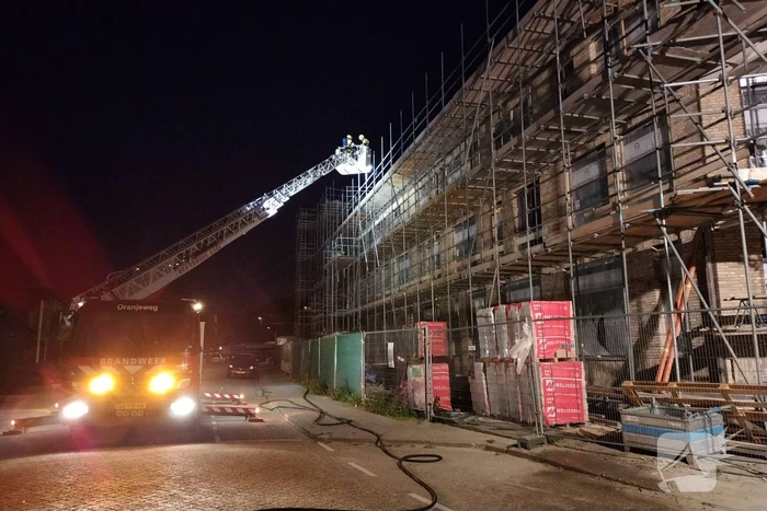 Brand in bouwcontainer op dak