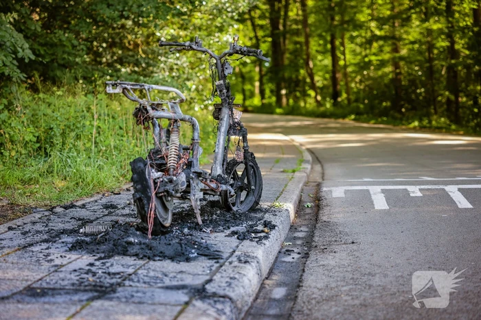 Opnieuw gaat een deelscooter in vlammen op
