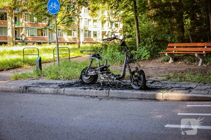 Opnieuw gaat een deelscooter in vlammen op