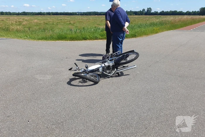 Brommerrijder botst op bestelbus