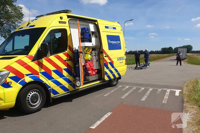 Brommerrijder botst op bestelbus