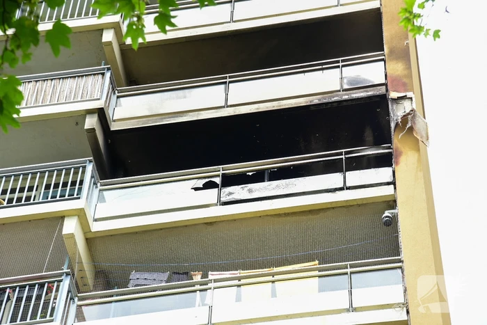 Twee woningen op 6e en 7e verdieping flatgebouw verwoest