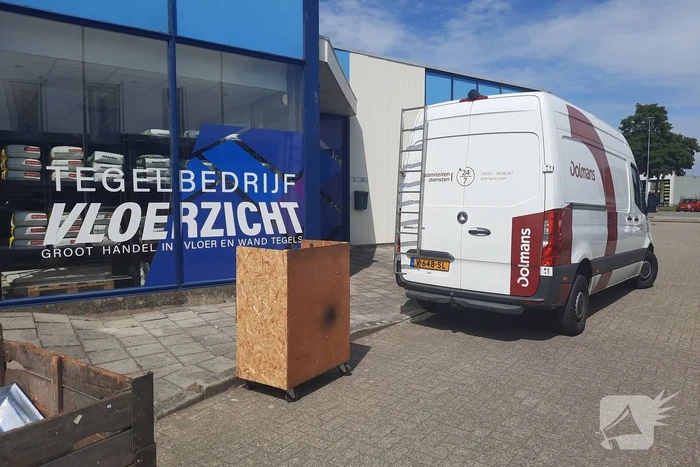 Hennepkwekerij aangetroffen in pand tegelbedrijf