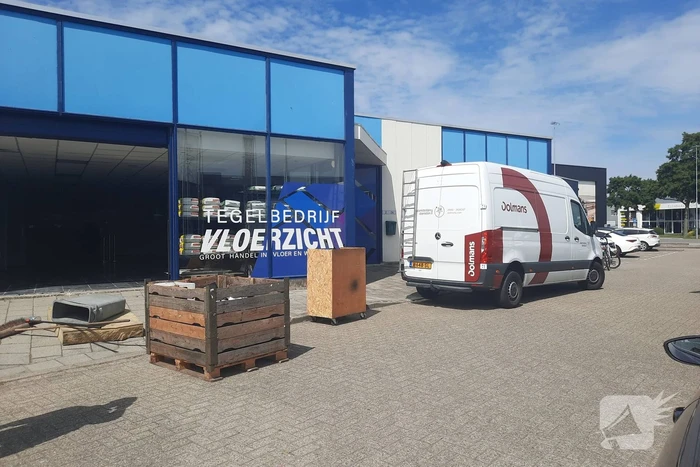 Hennepkwekerij aangetroffen in pand tegelbedrijf