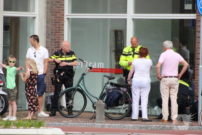 Fietsers raken elkaar op kruising